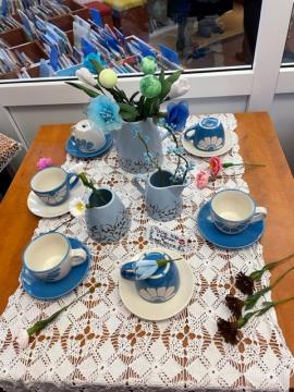 Čajni pogrinjek s cvetlično dekoracijo